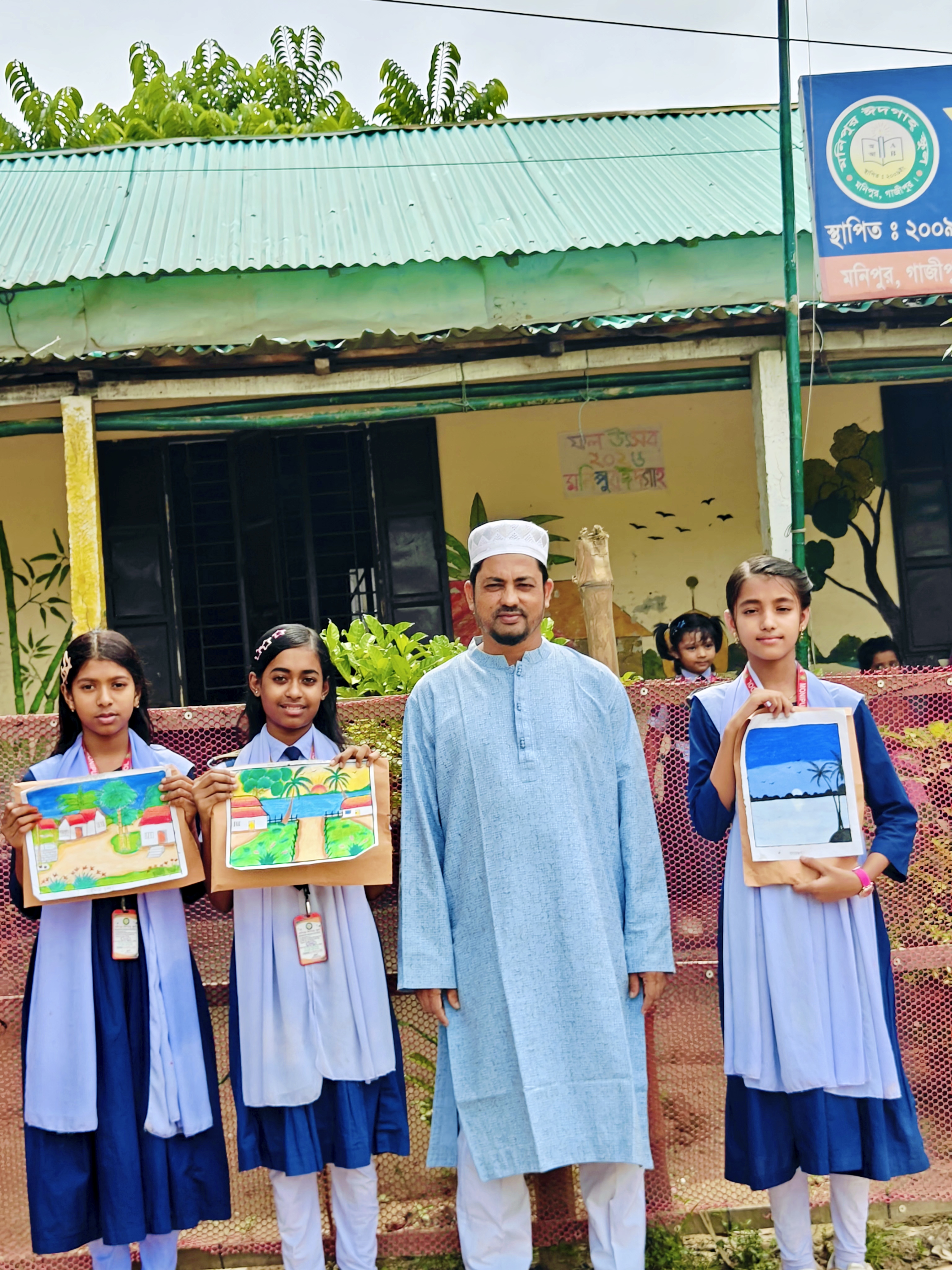 প্রধান শিক্ষকের সাথে বিদ্যালয়ে চিত্রাঙ্কন প্রতিযোগিতায় বিজয়ীরা